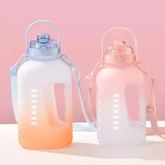 Bouteille d'eau en plastique de grande capacité pour enfants, pratique et créative, avec sangles et paille